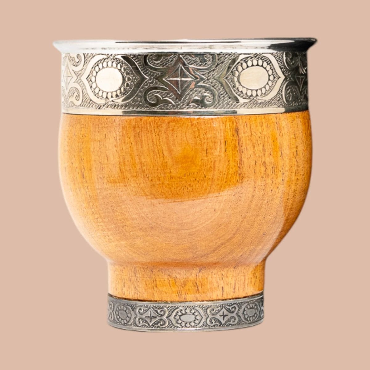 Mate imperial de algarrobo con base de alpaca, fabricado por Qué Mate